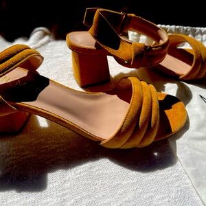 MI/MAI Beige Suede Mid-Heel